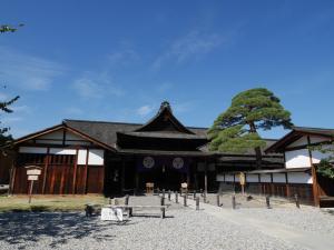 高山市にある高山ステイ 杜若 かきつばたの前に木がある建物