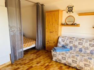 un soggiorno con divano e una camera da letto di À 70 mètres de la plage, étage 1 a Cap d'Agde