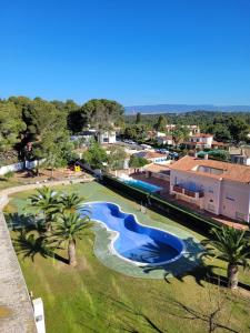 Una vista aérea de un complejo turístico con piscina. en Atico Fonoll, en Salou