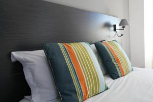Postel nebo postele na pokoji v ubytování Logis Hôtel & Restaurant La Villa Bleue