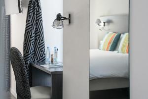 Postel nebo postele na pokoji v ubytování Logis Hôtel & Restaurant La Villa Bleue