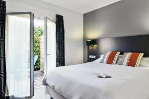 Postel nebo postele na pokoji v ubytování Logis Hôtel & Restaurant La Villa Bleue