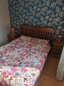 1 cama con edredón de flores en un dormitorio en Latin Quarter Cosy Apartment, en Galway