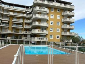 un edificio de apartamentos con piscina frente a él en Charming Studio with balcony & Clim -Heart of Nice, en Niza