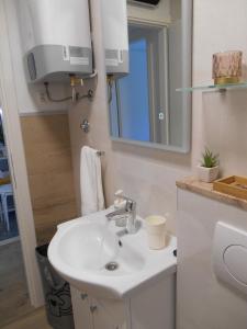 y baño con lavabo blanco y espejo. en Apartment Marija, en Korčula