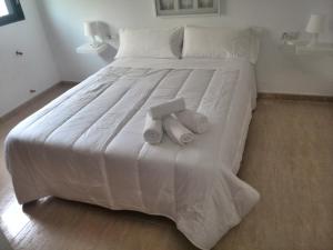 1 cama blanca grande con 2 toallas en Be Free Laguna Playa, en Roquetas de Mar