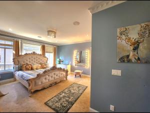 Schlafzimmer mit einem Bett mit einem Hirschbild an der Wand in der Unterkunft The Empress Palace Hotel in Surrey