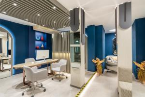 ein Büro mit blauen Wänden, einem Schreibtisch und Stühlen in der Unterkunft Adamar Hotel-Special Category in Istanbul