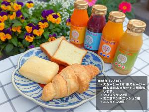 um prato de comida com pão e garrafas de sumo em スタジオーネ 箱根強羅 East - Stagione Hakone Gora East em Hakone