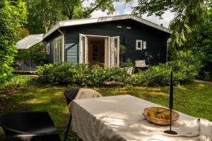 福尔特赫伊曾Chalet Boisée的房子前有一碗水果的桌子