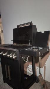 un piano negro sentado sobre una mesa en Home Sweet Home, en Saint-Denis 27 fotos más