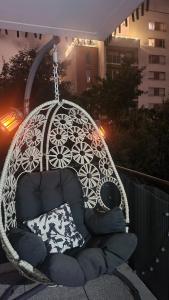 Un columpio situado encima de un balcón. en Home Sweet Home, en Saint-Denis