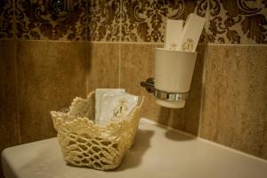 セルギエフ・ポサードにあるMini-hotel Kelarskaya Naberezhnayaのバスルームの洗面台(トイレットペーパーのバスケット付)