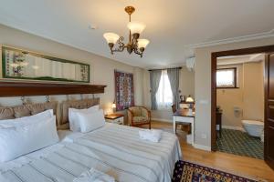 1 dormitorio con 1 cama grande y baño en Akanthus Hotel Ephesus en Selcuk