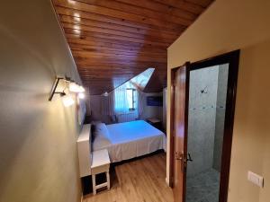 Łóżko lub łóżka w pokoju w obiekcie Hostal O Galeón San Luis