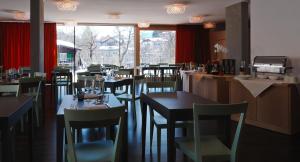 Restaurace v ubytování Azalea Park Hotel