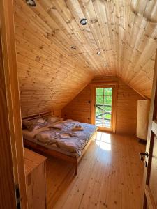 Ένα ή περισσότερα κρεβάτια σε δωμάτιο στο Loghouse Brunka - Escape from life on a highway