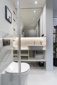 y baño con aseo y lavamanos. en Centro Design Apartments - Półwiejska en Poznan