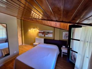 Łóżko lub łóżka w pokoju w obiekcie Hostal O Galeón San Luis