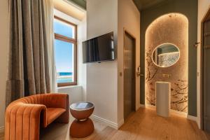 TV a/nebo společenská místnost v ubytování MiraVita Boutique Hotel - Adults Only