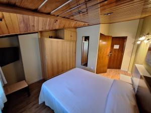 Łóżko lub łóżka w pokoju w obiekcie Hostal O Galeón San Luis
