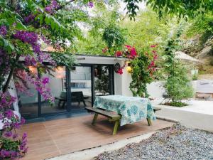 SokeBayKus Guesthouse-Konukevi的一个带桌子和一些鲜花的庭院