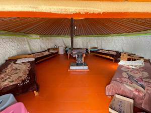 una vista aérea de una habitación con camas y mesas en Camping turtle rock, en Yoliin Hural