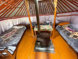 Una habitación con 3 camas en una yurta en Camping turtle rock, en Yoliin Hural