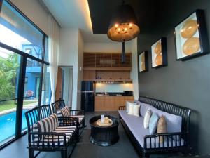 Η κουζίνα ή μικρή κουζίνα στο Three Bedroom Wings Pool Villa