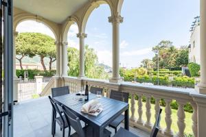 Villa Porto Rapallo في رابالو: فناء على طاولة وكراسي على شرفة