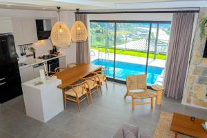 Der Swimmingpool an oder in der Nähe von Bohemi Villa&Bungalov