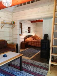 ein Schlafzimmer mit einem Bett in einem Blockhaus in der Unterkunft Kotka Farm in Saareküla