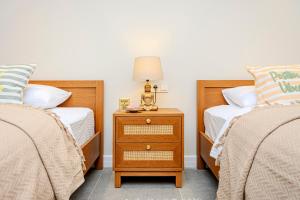 ein Schlafzimmer mit 2 Betten und einem Nachttisch mit einer Lampe in der Unterkunft Bohemi Villa&Bungalov in Ardeşen