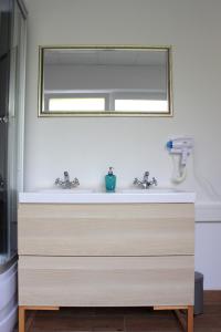 a bathroom with a sink and a mirror at Rodinná izba Stummer in Topoľčany