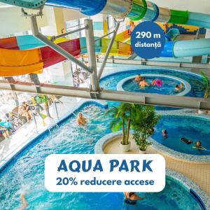 einen Pool in einem Wasserpark mit Menschen darin in der Unterkunft Aurora Rooms - 290m from Aqua Park in Băile Olăneşti