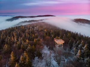 a house in the forest with fog in the valley at Apartament Śląski Szczawno-Zdrój 46m, Książ kuchnia klimatyzacja Wifi Parking in Szczawno-Zdrój