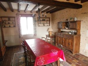 comedor con mesa y cocina en La Gentilliere en Brunelles