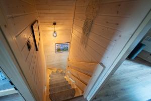 einen Blick über eine Treppe in einem Haus in der Unterkunft Domki u Sosny in Brenna