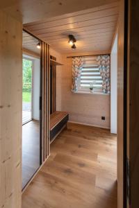 Zimmer mit Sauna und Fenster in der Unterkunft Domki u Sosny in Brenna