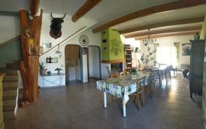 a dining room with a table and chairs at La Sarriette - Chambres d'hôtes et gîte d'étape à Eygalières in Eygalières