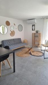 ポルティシオにあるCasa Porticcioのリビングルーム(青いソファ、テーブル付)