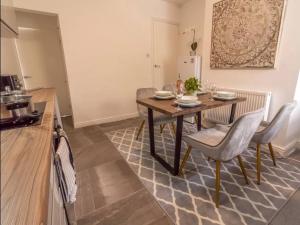 a kitchen with a table and chairs in a room at Beautiful Home near City Centre in Nottingham +2 photos