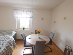 a small room with a table and chairs and a window at Ferienwohnung Bimmelbahn Blick in Kurort Oberwiesenthal