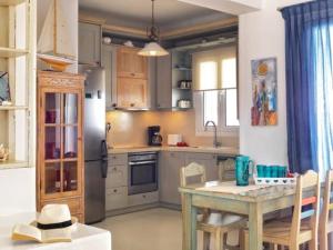 une cuisine avec une table et une salle à manger dans l'établissement Villa Mare, Mykonos, à Kalafatis 12 autres photos