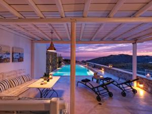 une villa avec une piscine au-dessus d'un bâtiment dans l'établissement Villa Mare, Mykonos, à Kalafatis