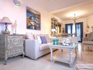 un salon avec un canapé et une table dans l'établissement Villa Mare, Mykonos, à Kalafatis