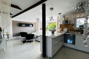 Kuchyň nebo kuchyňský kout v ubytování Luxusapartment mit Balkon Nähe Dortmund