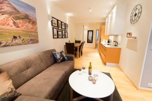 een woonkamer met een bank en een tafel bij City Comfort Apartments in Reykjavík