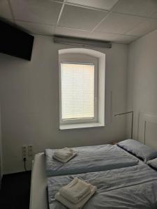 a bedroom with two beds and a window at Krämerbrückenidyll in Erfurt