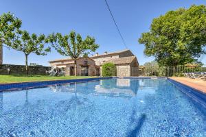 una gran piscina frente a una casa en Cal Masover, en Sant Boi de Lluçanès